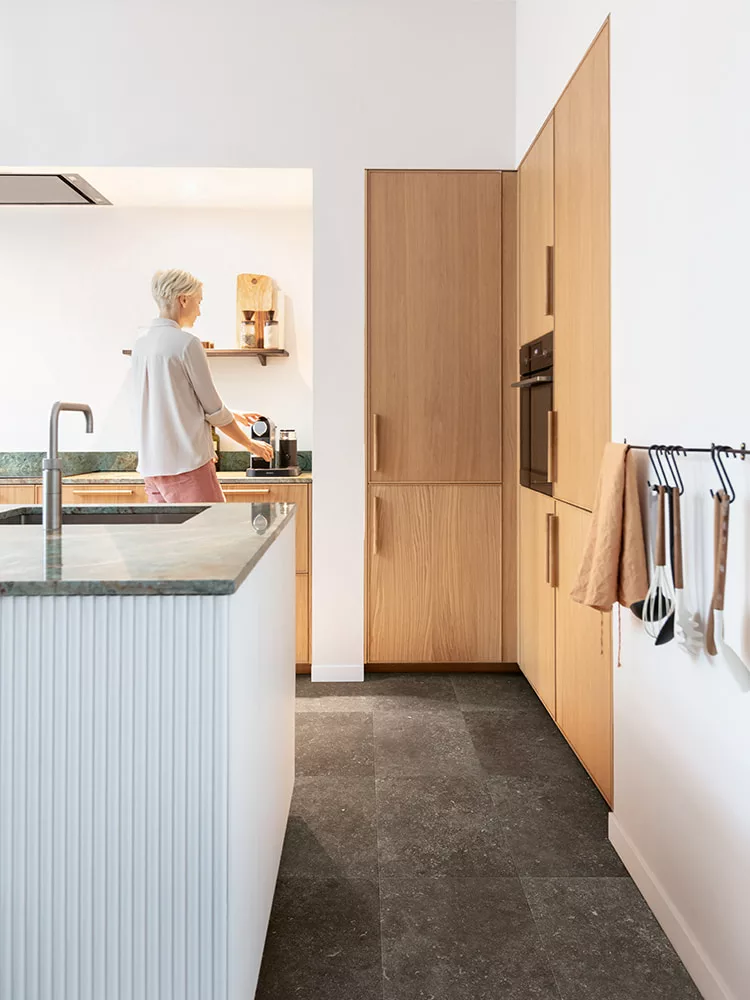 Quick-Step-laminate-MUS5484-grey-kitchen-floor-750x1000 Suelos Laminados Muse de Quick Step
